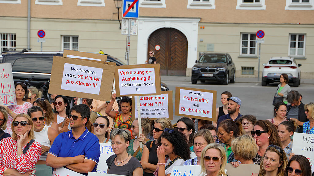 "Bildung brennt" - Kundgebung am Mozartplatz