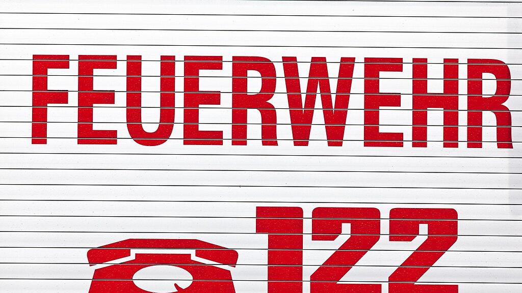 Die Feuerwehr rettete die Frau vor den Flammen.