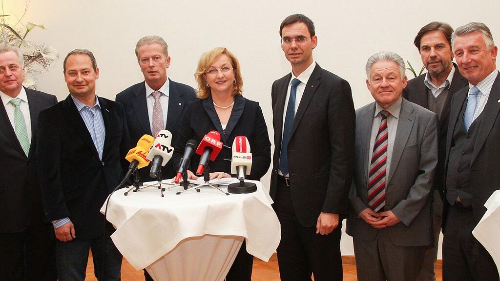 Im Bild von links: BM Rudolf Hundstorfer, Staatssekretär Andreas Schieder, Bundesminister Reinhold Mitterlehner, BM Maria Fekter, LH Markus Wallner, LH Josef Pühringer, LH Franz Voves und Gemeindebundpräsident Helmut Mödlhammer.