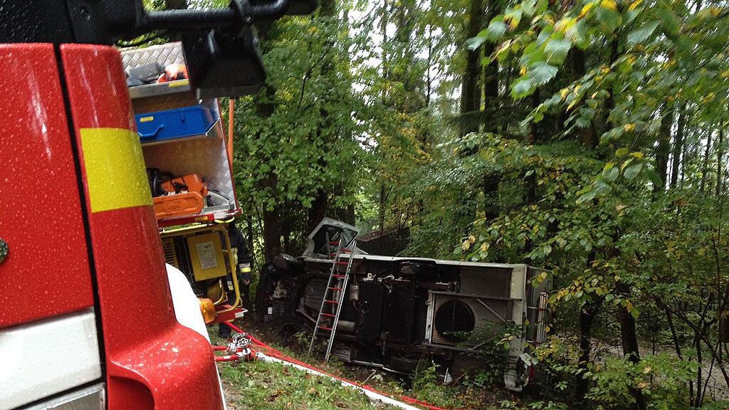 Der 60-Jährige wurde im Wohnmobil eingeklemmt und musste von den Einsatzkräften gerettet werden.