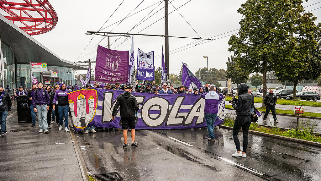 Die Fans von Austria Salzburg beim Fanmarsch vor dem Zweitliga-Spiel gegen den FC Liefering.