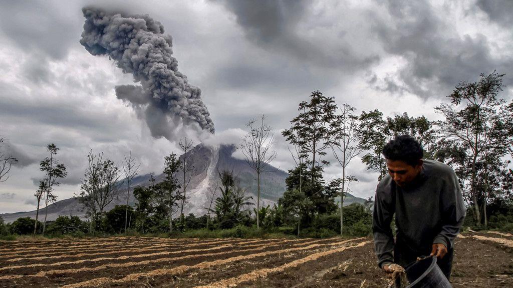 Vulkan Sinabung spuckt Rekordmenge Asche und Gas aus