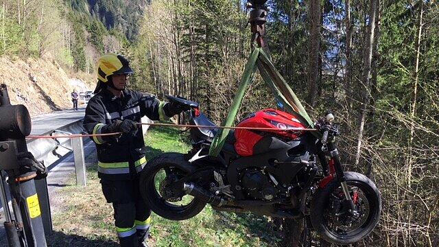 Die Feuerwehr barg das Motorrad.