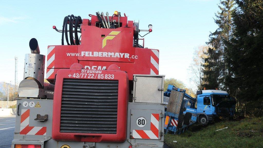 Sattelzug kracht gegen Böschung
