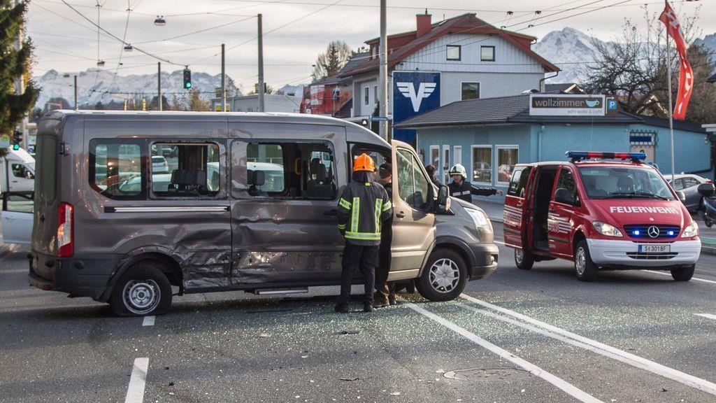 Lkw gegen Kleinbus auf der Münchner Bundesstraße