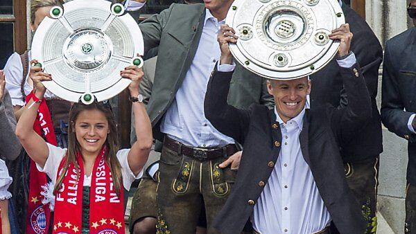 Titelverteidigerin: Laura Feiersinger neben Robben bei FCB-Titelfeier
