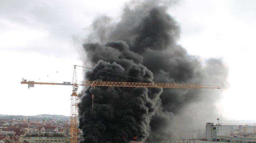 Dachbrand im Möbelhaus Leiner in Graz
