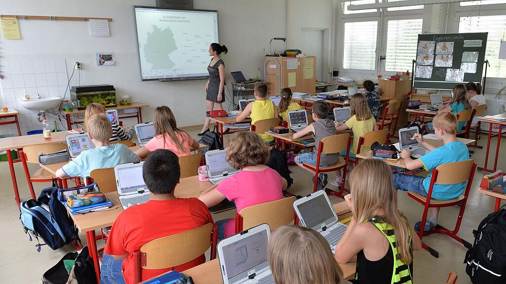 Schüler sollen künftig Laptops und Tablets erhalten.
