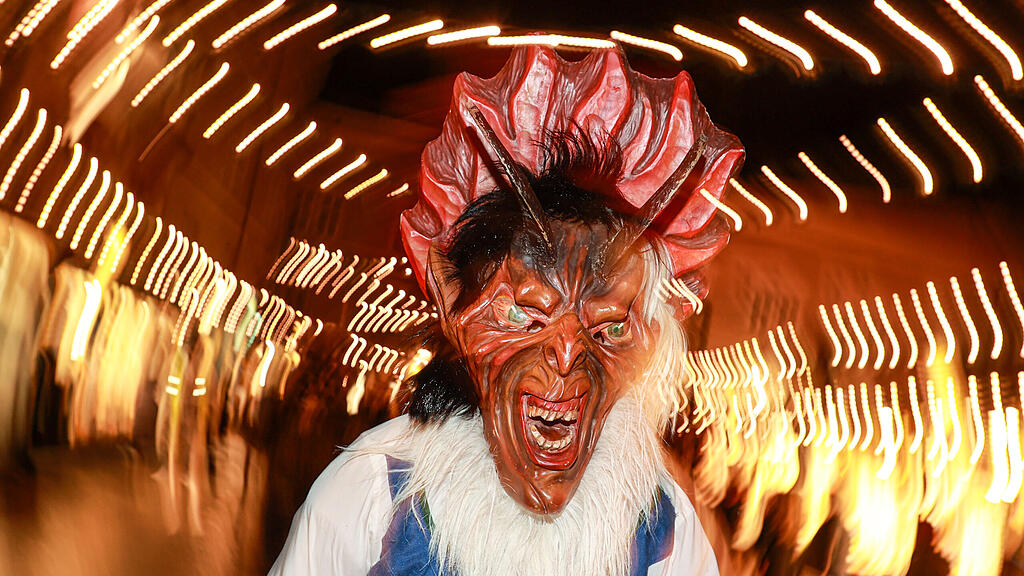 Perchtenlauf in erster Raunacht am Salzburger Christkindlmarkt