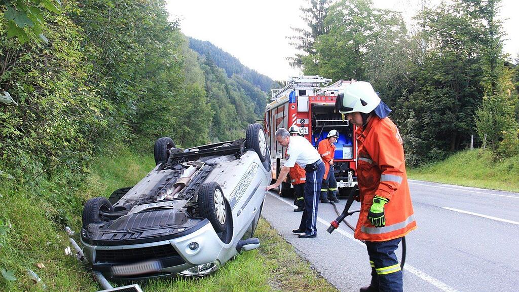 Ein Pkw überschlug sich Dienstagabend auf der B 159 bei Bischofshofen.