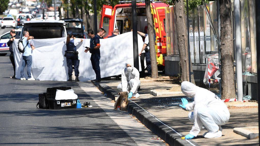 Marseille: Auto rast in Bushaltestelle