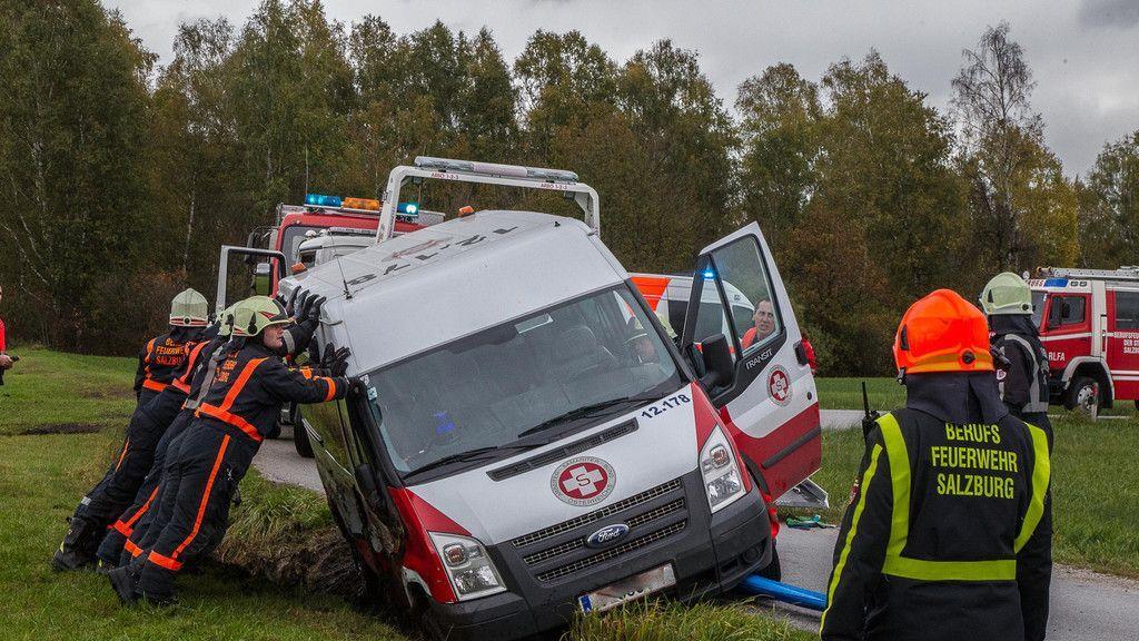 Sternhofweg: Transporter kippt in Graben