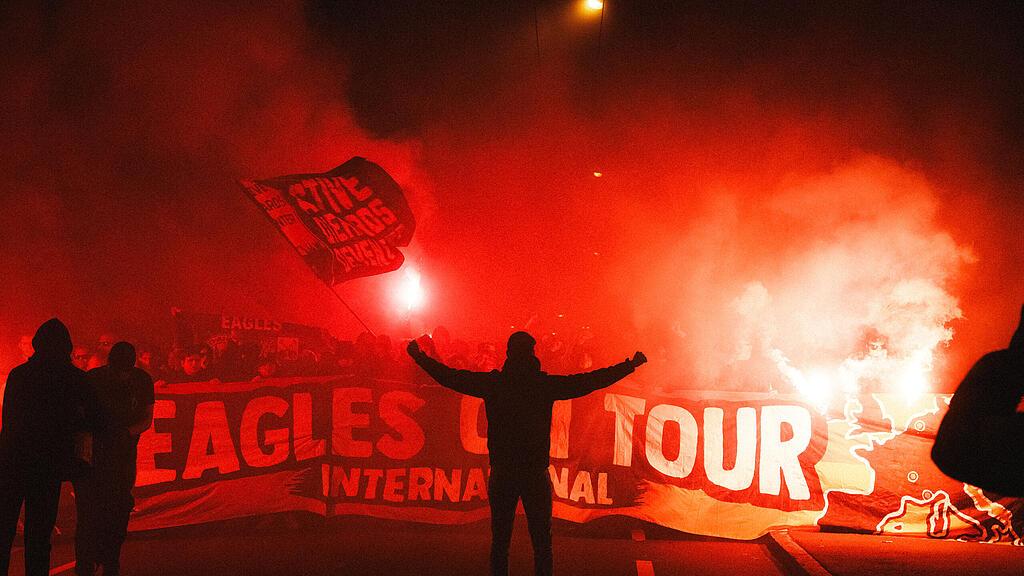 Fanmarsch von Go Ahead Eagles in Salzburg