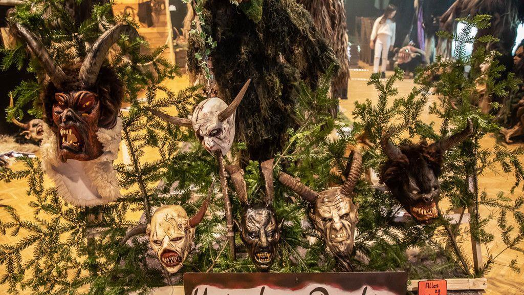 Bilder der Maskenausstellung