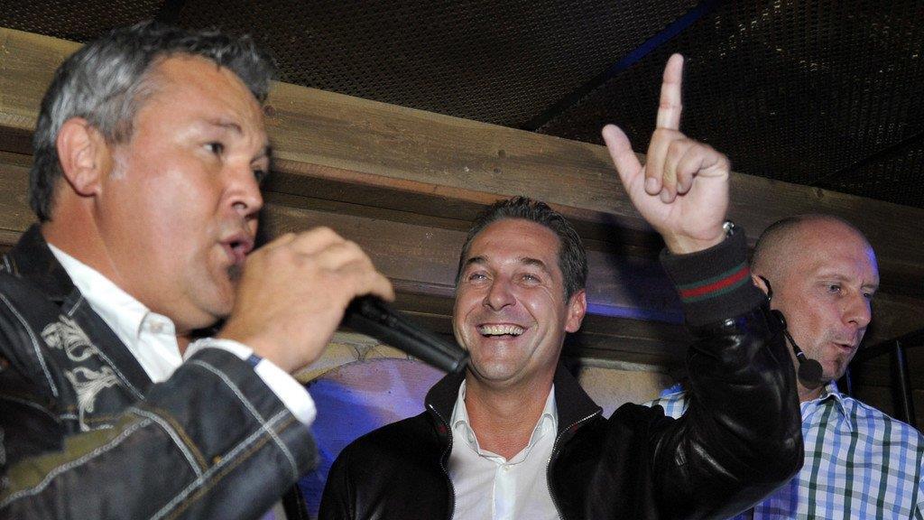 Präsentation von FPÖ Wahlkampf-Song über HC-Strache, gesungen von