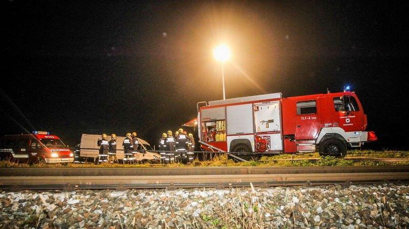 Güterzug rammt Lieferwagen