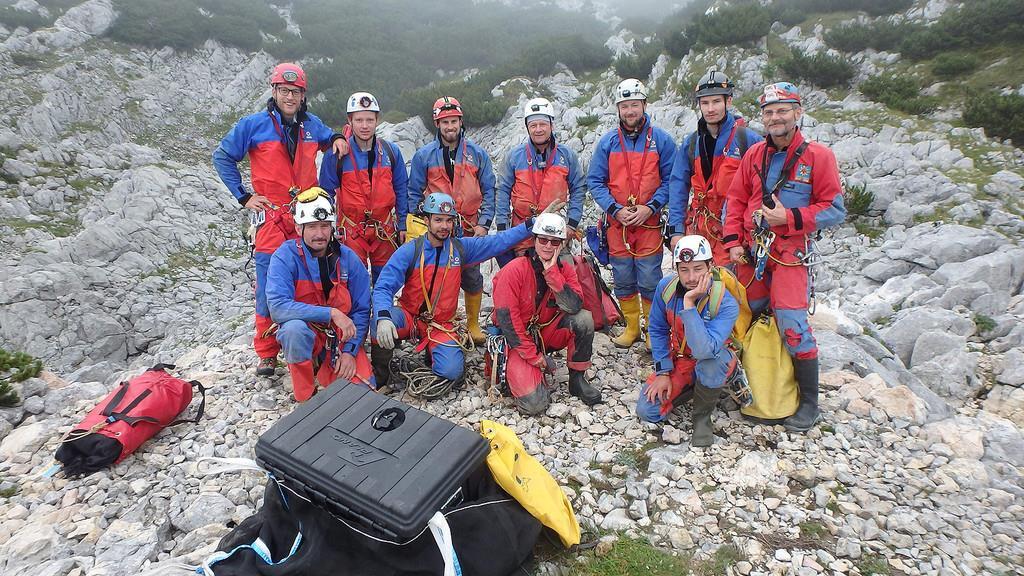 Höhlenretter säubern Riesending-Höhle