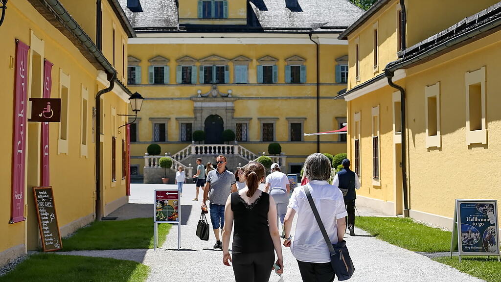 Sommerwetter: Salzburger stürmen Hellbrunn