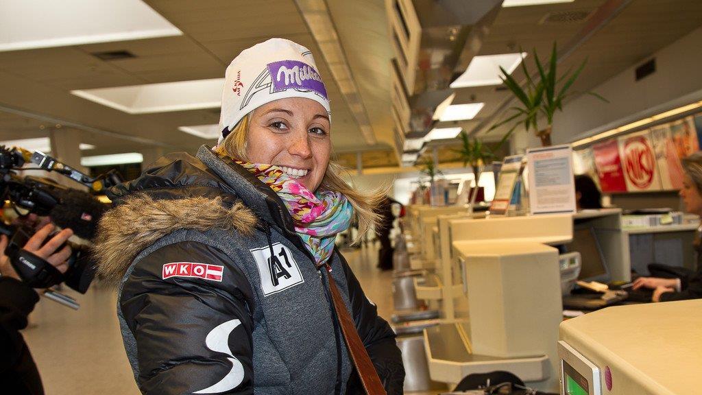 Ski-Damen heben von Salzburg ab