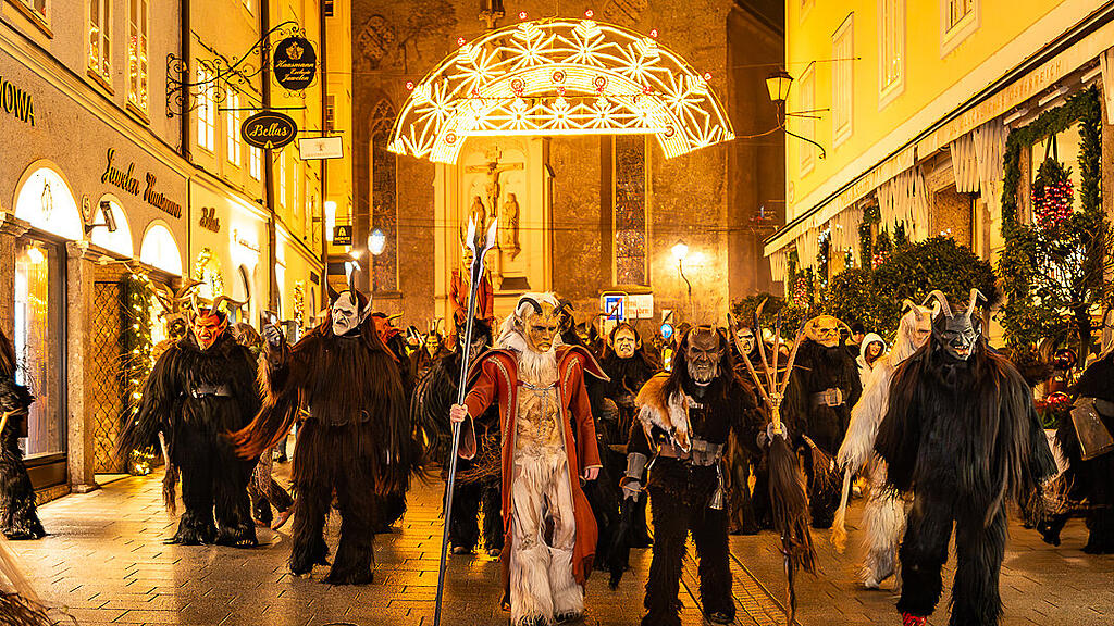 Lauf der Gr\u00f6diger Krampusse in der Altstadt