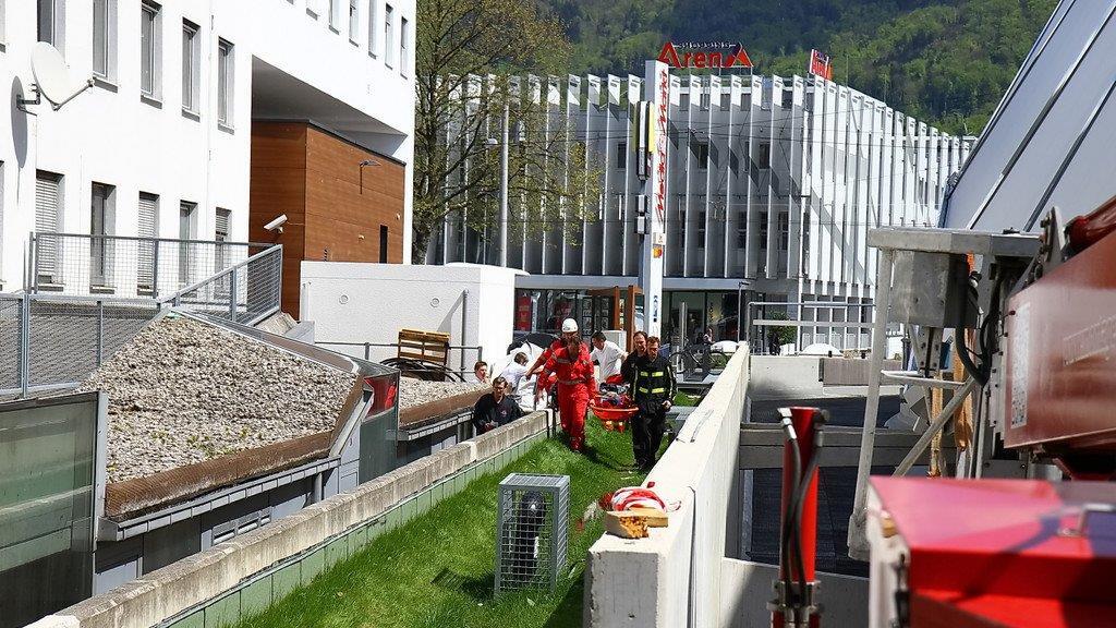 Bub stürzt in Lichtschacht