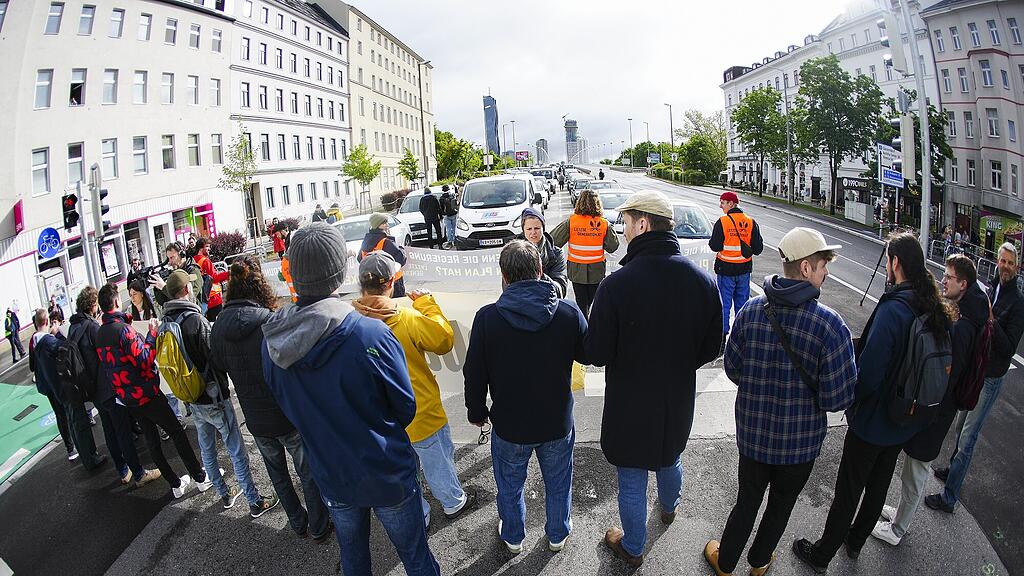 Klimaprotest auf Wiener Reichsbrücke