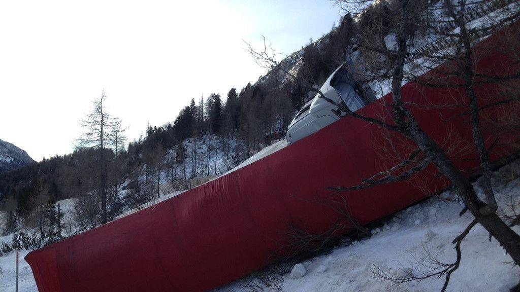 Lkw stürzt in Obertauern über Böschung