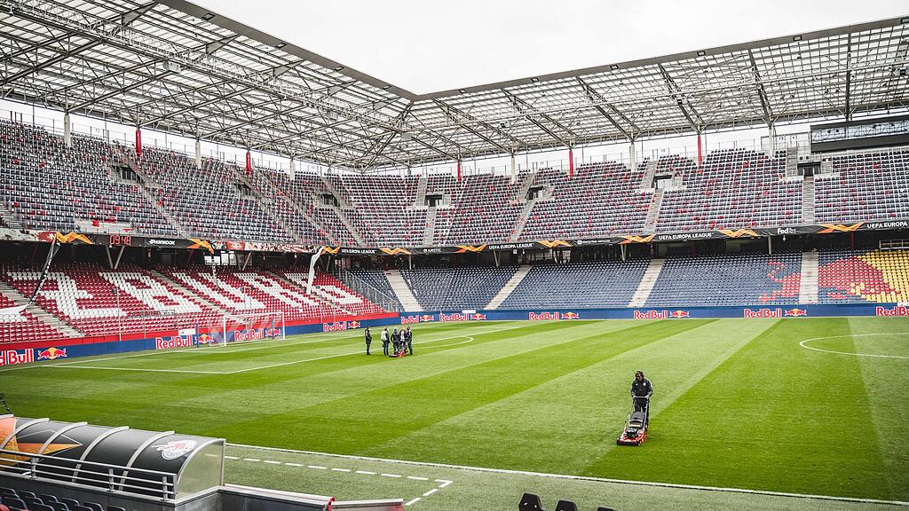 Ö3-Moderator Andi Knoll packt im Salzburger Fußball-Stadion an.