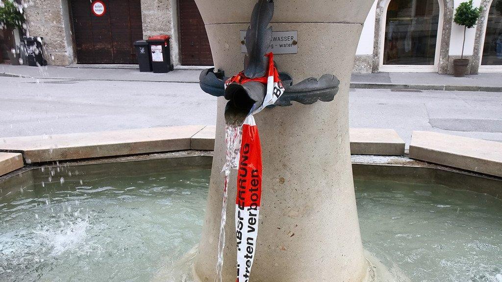Brunnen nach Unfall beschädigt