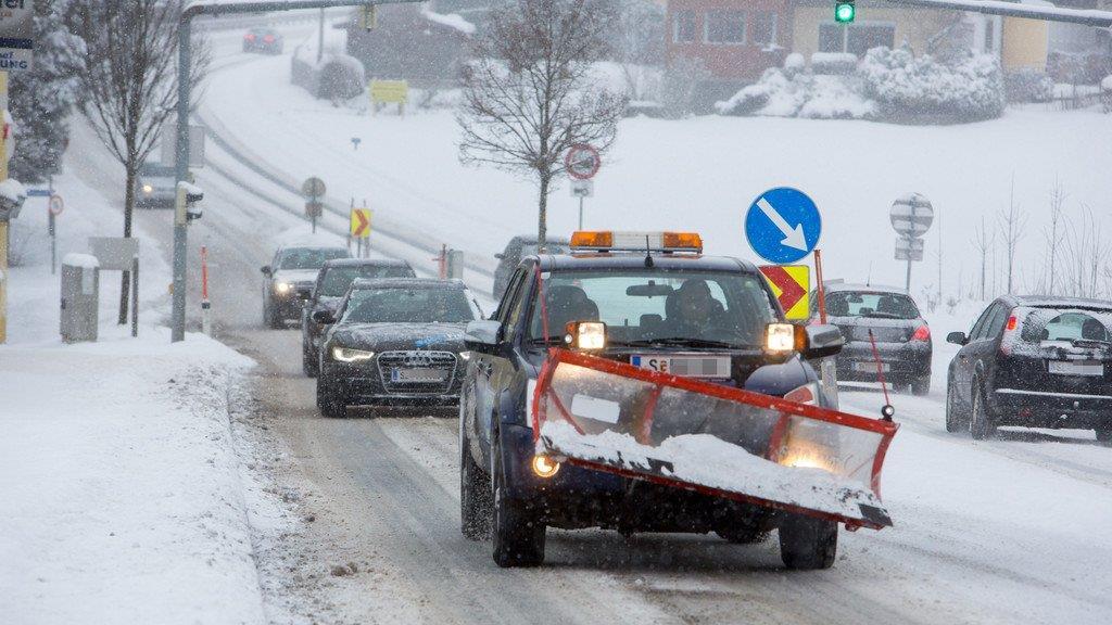 Schnee sorgt für Unfälle und Verkehrschaos: Räumfahrzeuge im Einsatz