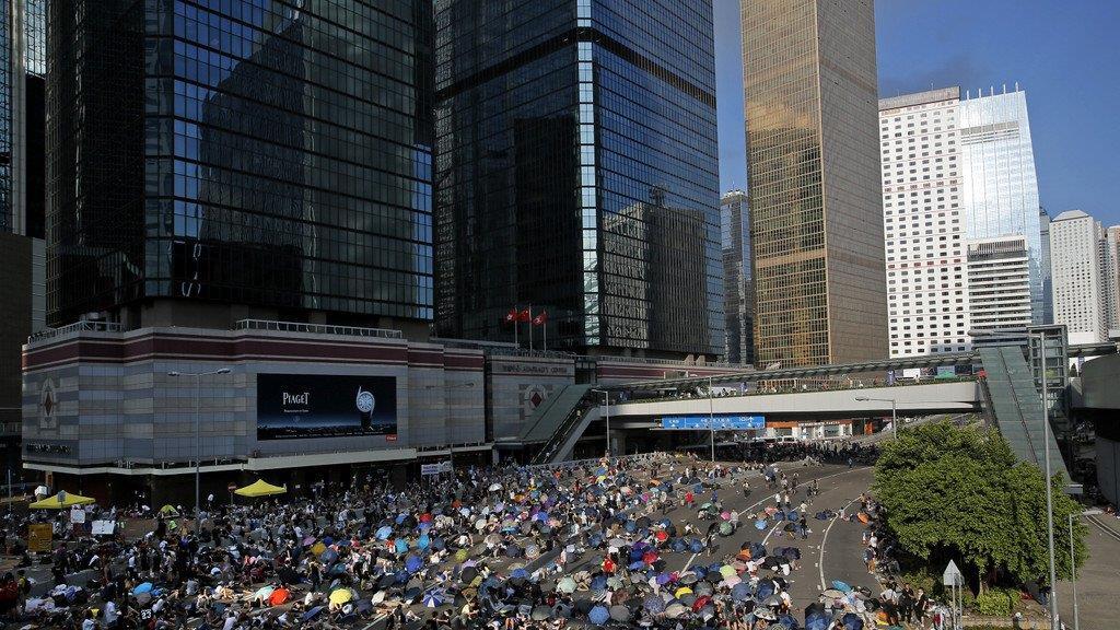 Demonstranten legen Hongkong lahm
