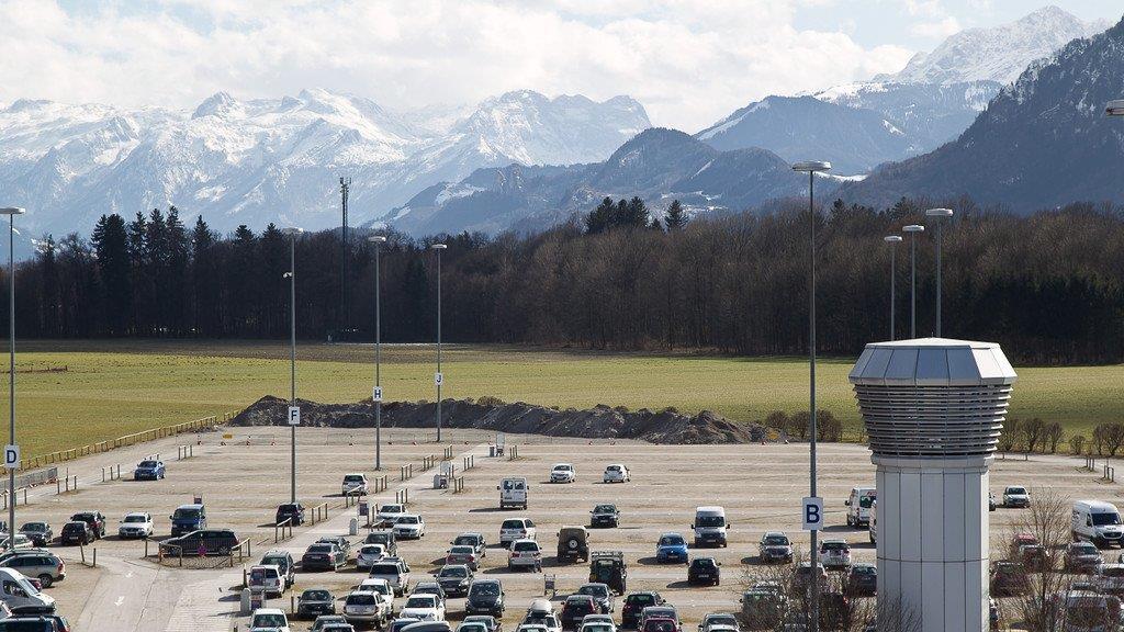 Flughafen sperrt 1.000 Parkplätze