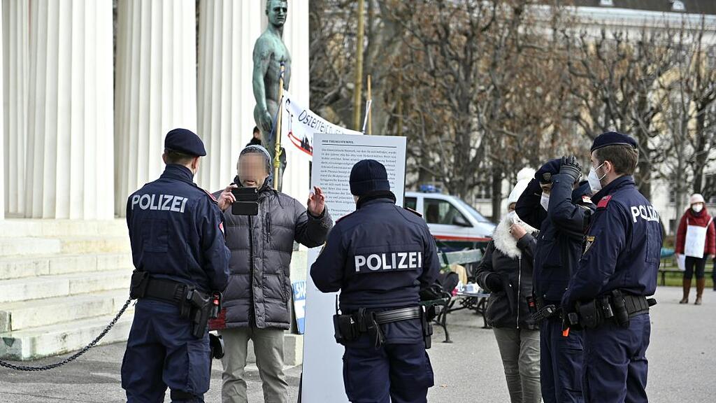 Verbotene Corona-Demo in Wien von Polizei begleitet