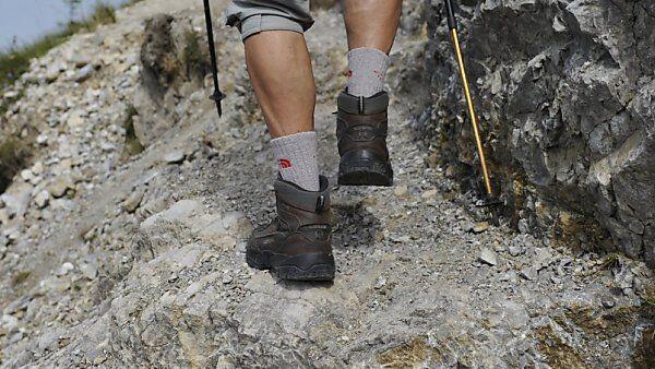 Der Mann wollte seiner Frau helfen und stürzte ab