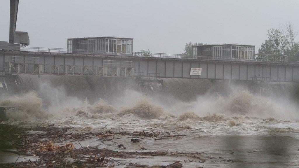 Hochwasser: Abtransporte im Kraftwerk Braunau