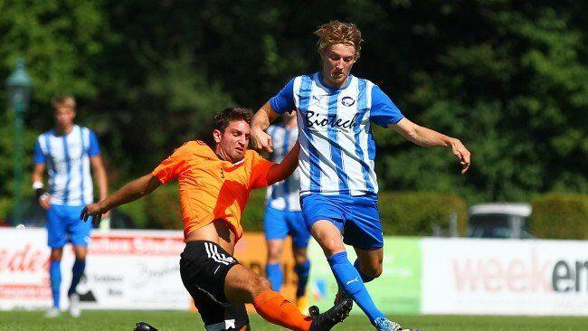 Bergheim remisiere schon zum vierten Mal in der Salzburger Liga. Im Bild: 1:0 Torschütze Michael Prötsch (re.) gegen Oliver Schmidt (li.).
