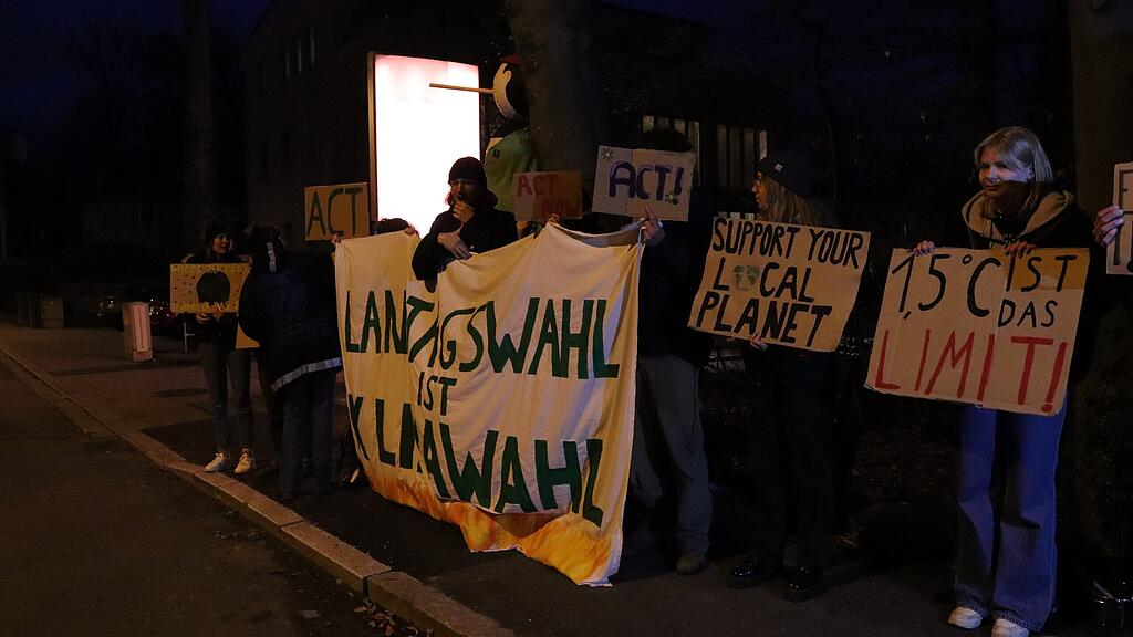 Klimaaktivisten demonstrieren vor der ORF Landeszentrale!