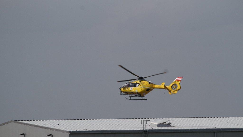 Flugzeug rammt Bus