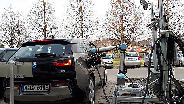 Blick in die Zukunft: Ein Roboter tankt auf