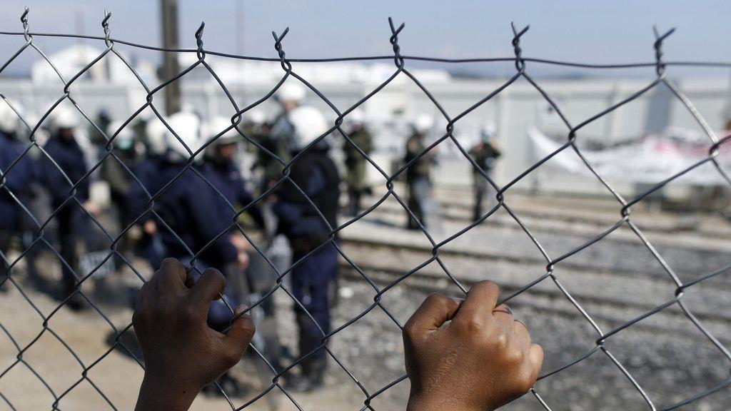 Flüchtlinge besetzen Bahnschienen bei Idomeni erneut