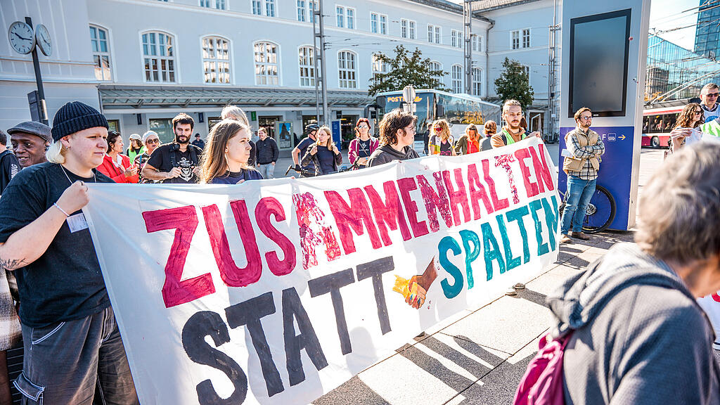 Demo "Zusammenhalten statt spalten" in der Stadt Salzburg