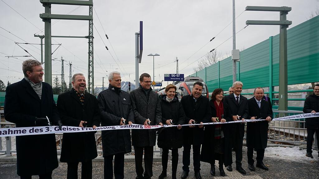 Die Verantwortlichen feiern das neue Gleis.