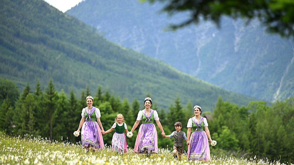65. NARZISSENFEST IM AUSSEERLAND / FOTOTERMIN DER HOHEITEN