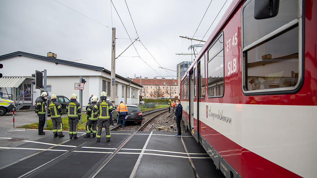 Pkw kontra Lokalbahn in Itzling