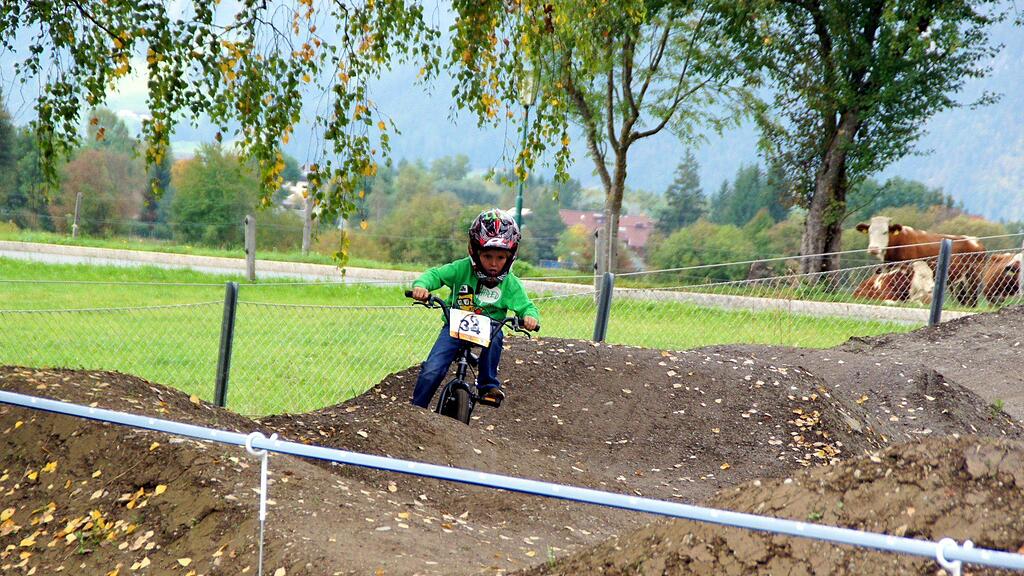 Der kleine Fabian dreht seine ersten Runden auf dem Pumptrack.
