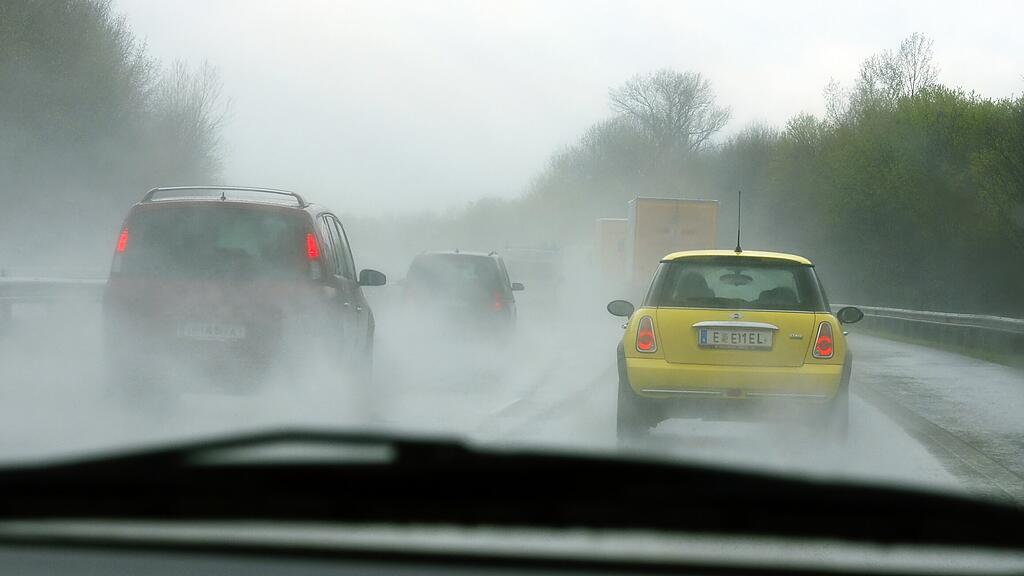 Beim Autofahren bei Sturm und Starkregen sollte einiges beachtet werden.