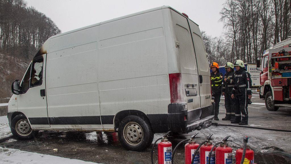 A1: Kleintransporter brennt auf Raststation Söllheim