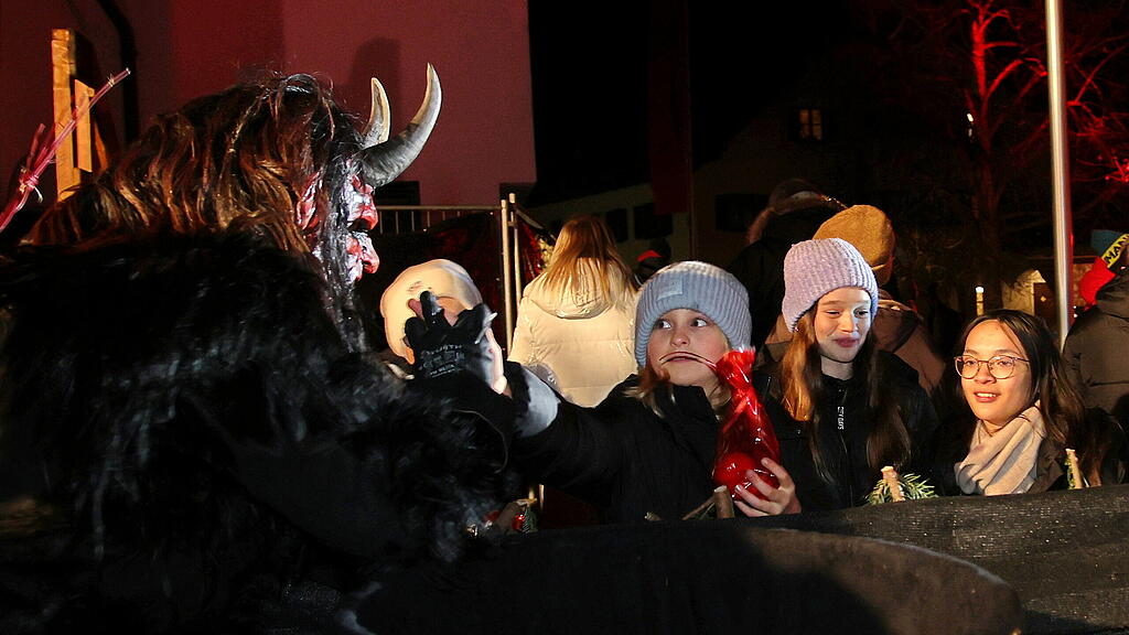 Anifer Krampuslauf am Dorfplatz