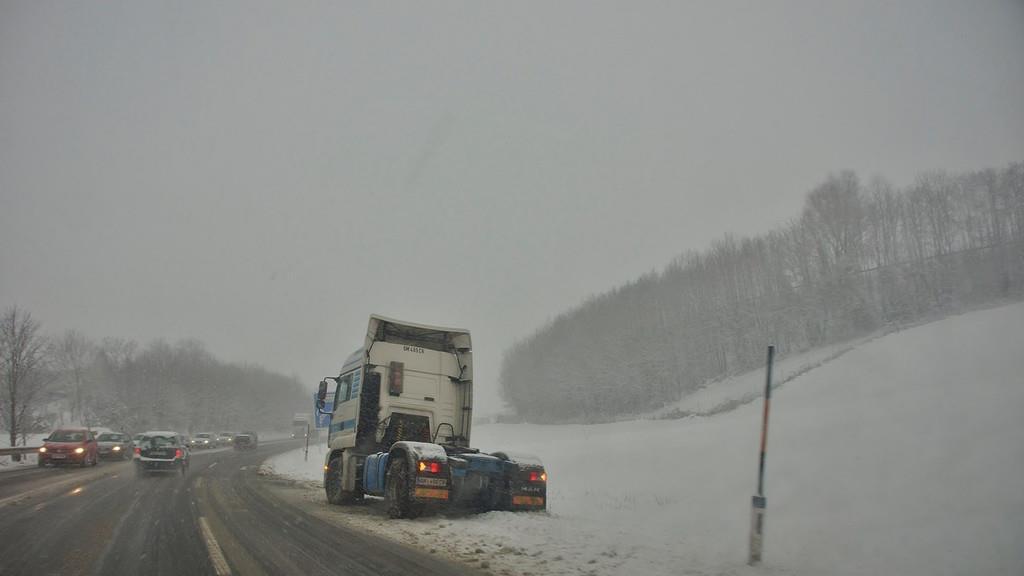 Schnee und Verkehrschaos auf den Straßen