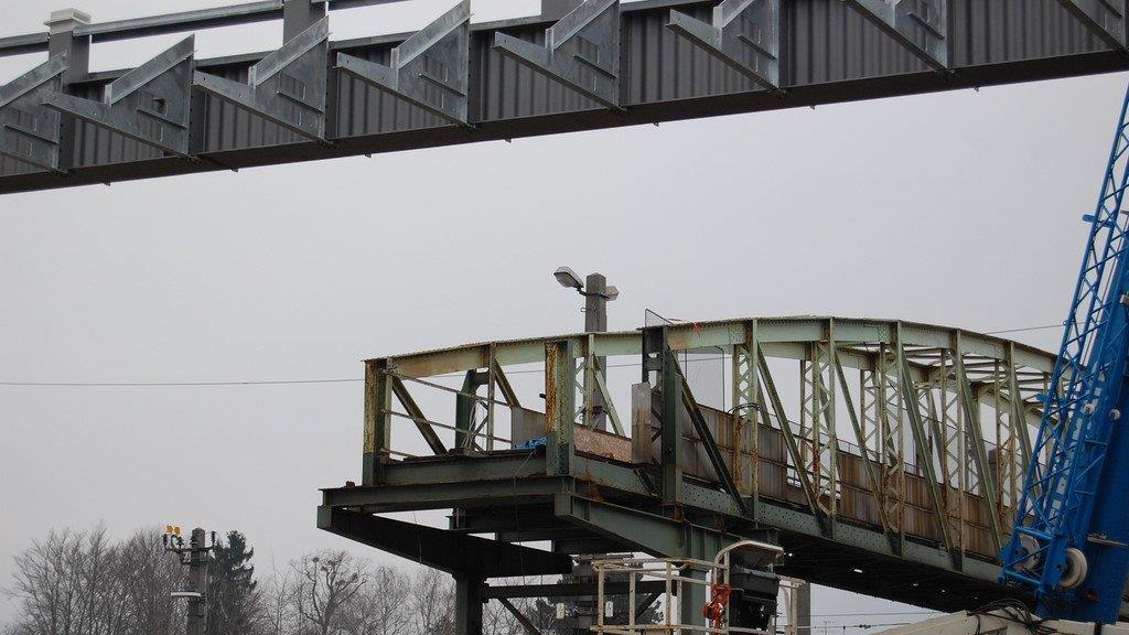 Fußgängerbrücke abgetragen